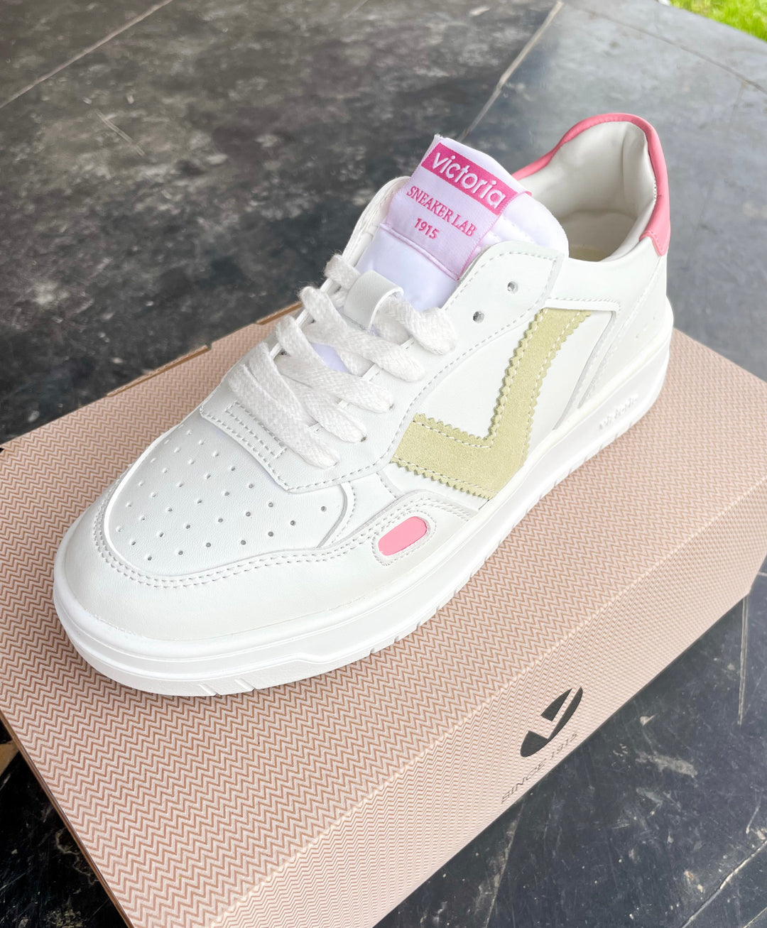 The Victoria Seul Sneakers