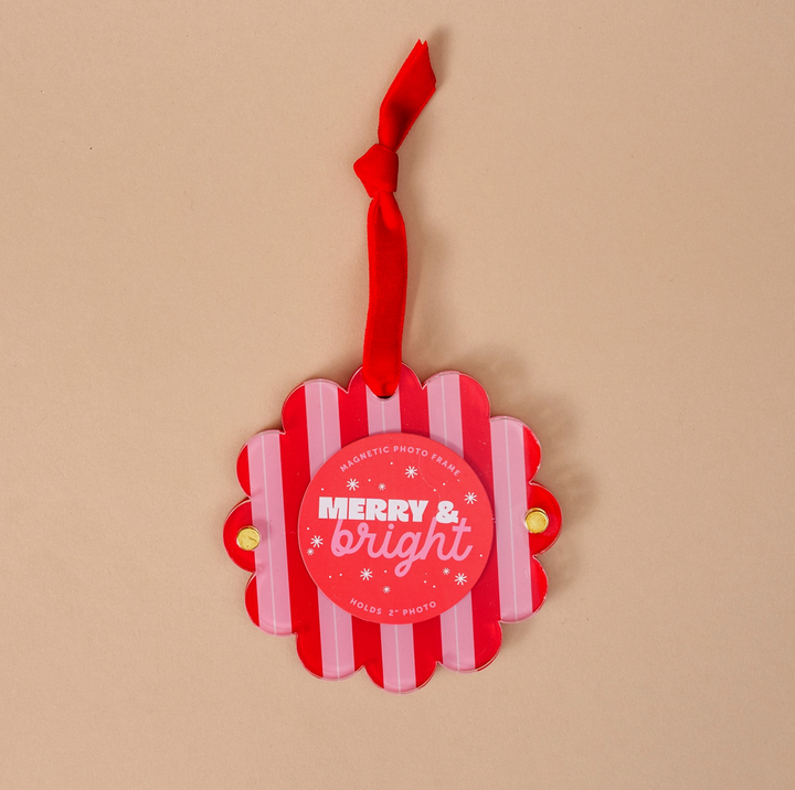 Darling Effect Scalloped Round Picture Frame Ornament