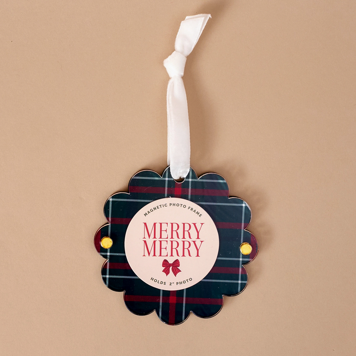 Darling Effect Scalloped Round Picture Frame Ornament