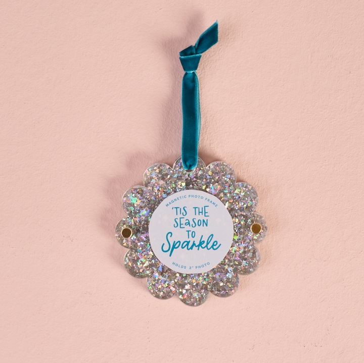 Darling Effect Scalloped Round Picture Frame Ornament