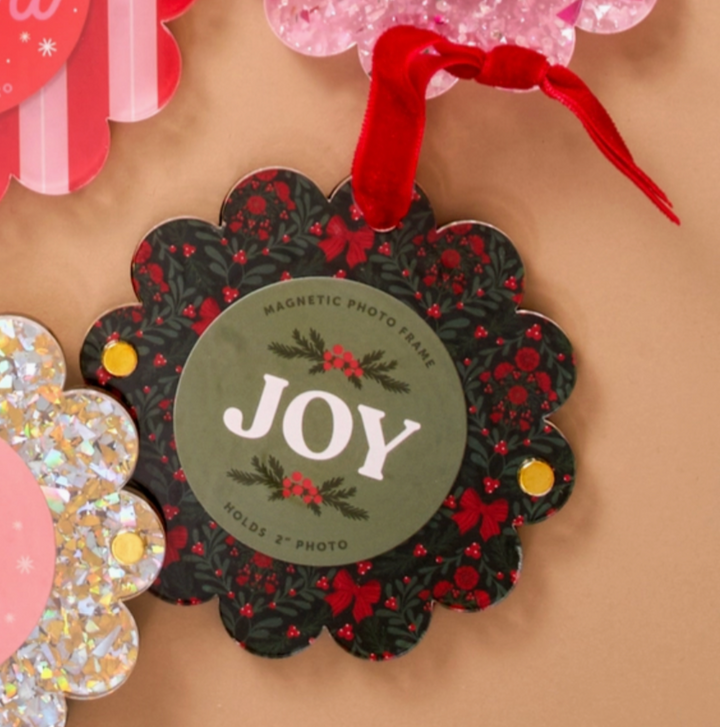 Darling Effect Scalloped Round Picture Frame Ornament